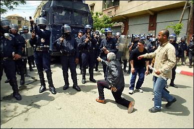 tizi_ouzou_riotpolice_april_20.jpg 