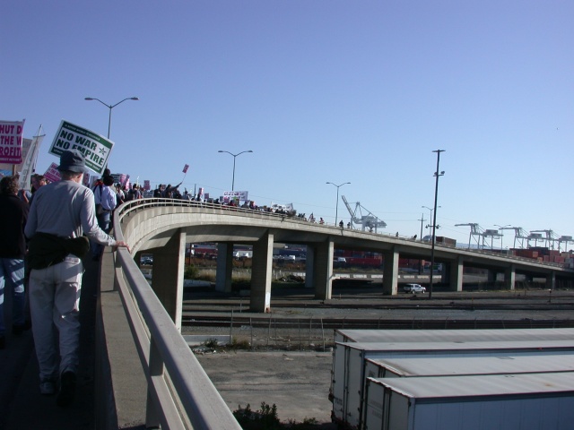 dscn3485.oaklanddockprotest-protestorsandcranes.medium.jpg 