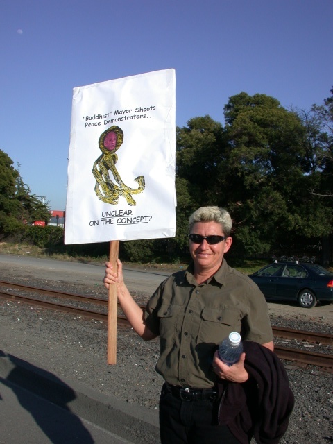 dscn3499.oaklanddockprotest-buddhistmayorshootsdemonstrators.medium.jpg 