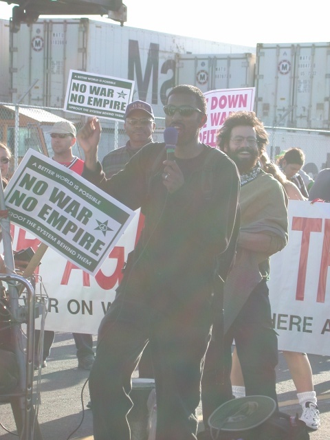 dscn3509.oaklanddockprotest-fieryspeaker.medium.jpg 