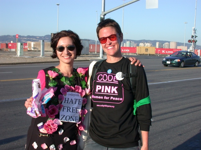 dscn3512.oaklanddockprotest-codepinkcouple.medium.jpg 