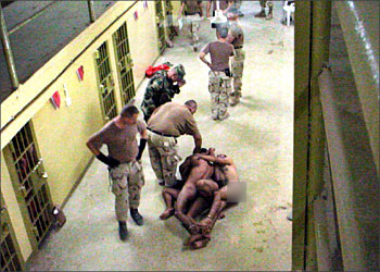 us_invaders_torturing_iraqis_1.jpg 