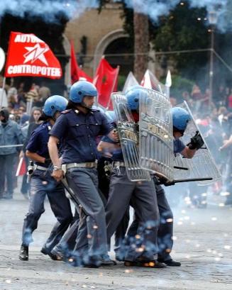 capt.ppc12006041622.italy_bush_protest_ppc120.jpg 