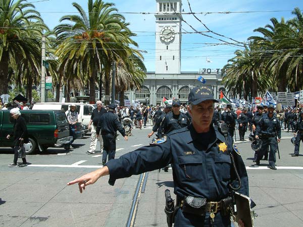 sfpdclearingmarketstandblockingoffbreakawayfromgoingsouth.jpg 