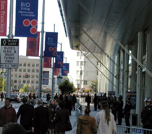 15_police_surround_moscone_west.jpg 