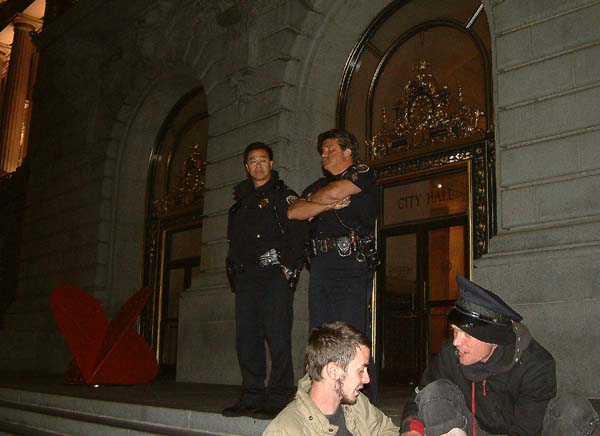 sfpdhoveringnearbyfolksonfrontsteps.jpg 