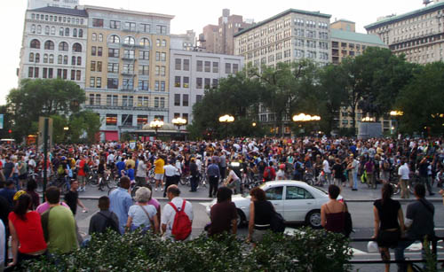 01_critmass_union_sq.jpg 