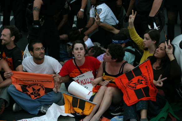 herald_square_direct_action_04.jpg 