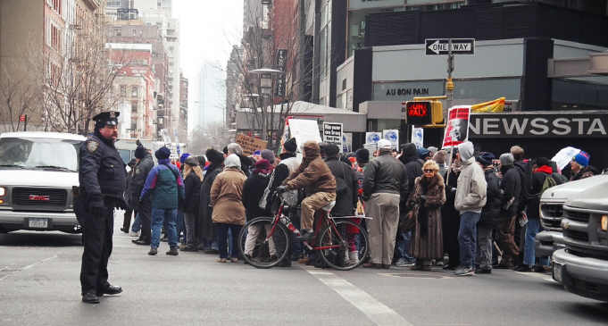 cop.crowd.3rd.nyc.15feb03.jpg 