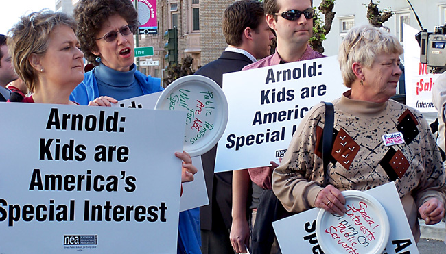 28audsigns650.jpg 