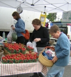 200_strawberriesatfarmersmarket.jpg