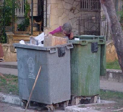 mendigohurgandoenbasura1.jpg 
