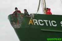 200_greenpeace060108damage-to-the-bow.jpg