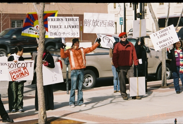 protesters_hold_signs_in_various_languages.jpg 