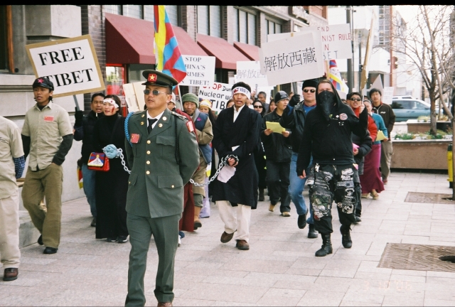 street_theater_portrays_tibetans_in_chains.jpg 
