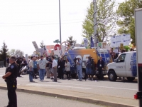 200_422crowd_newsvans.jpgn9z3o0.jpg