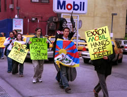 exxonmobilprotest.jpgkfdpra.jpg 