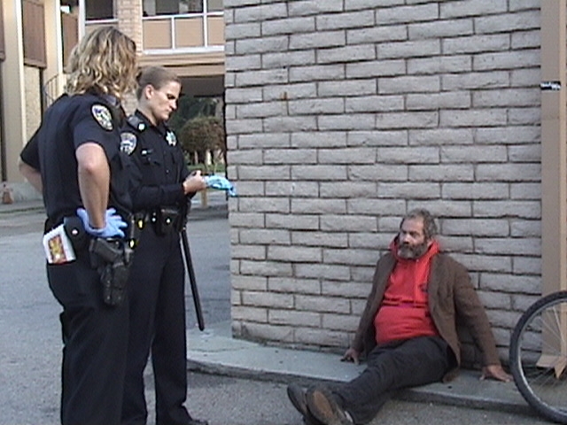 cops_and_homeless_man_nov_24_2005.jpgbh2gfz.jpg 