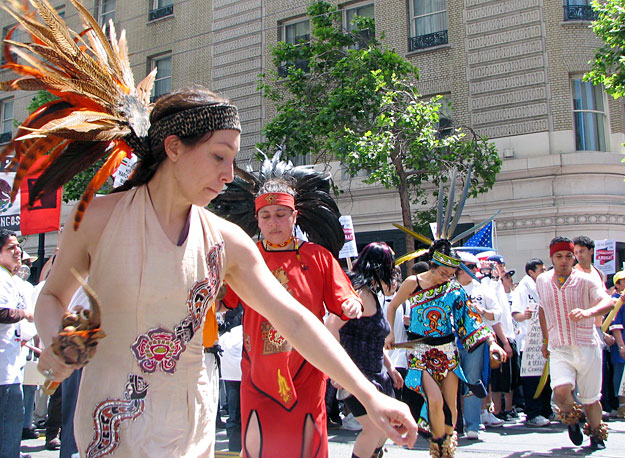 b14-aztec-dancers.jpg 