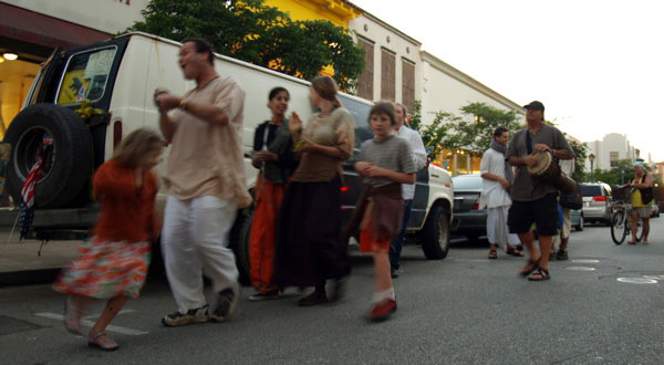 marching-krishnas_6-16-06.jpg 