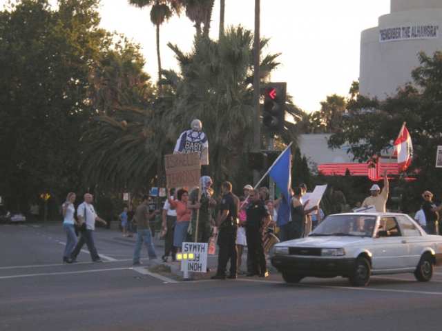 640_57_protest_warrior_police_08-05-06.jpg 