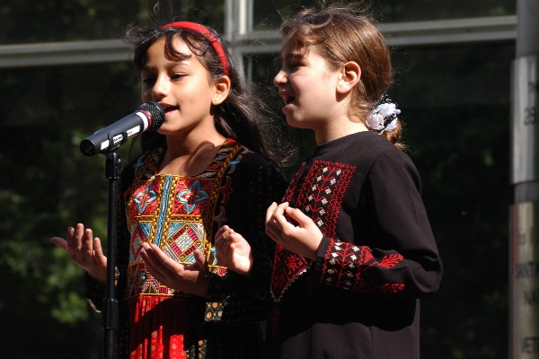 palestinian_girls_singing_sj_20070515.jpg 