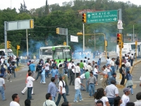 200_protestersmovebusesasbarricades.jpg