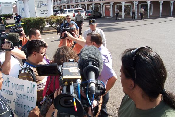 immigration_protest_at_pruitt__s_in_phx_az_11-10-07_sheriff_interview_1.jpg 