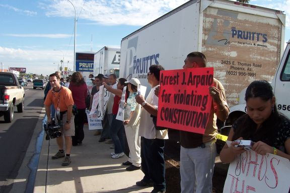 immigration_protest_at_pruitt__s_in_phx_az_11-10-07_signs_2.jpg 