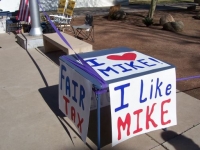 battle_of_the_press_conferences-huckabee_vs_obama-capitol_1-29-08_huckabee_table_sign.jpg