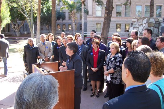 battle_of_the_press_conferences-huckabee_vs_obama-capitol_1-29-08_governor_1.jpg 