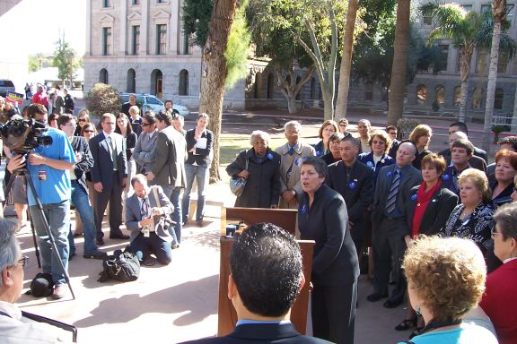 battle_of_the_press_conferences-huckabee_vs_obama-capitol_1-29-08_governor_5.jpg 