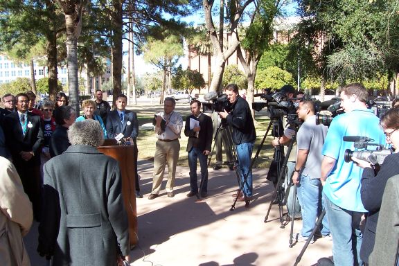 battle_of_the_press_conferences-huckabee_vs_obama-capitol_1-29-08_governor_and_media_2.jpg 