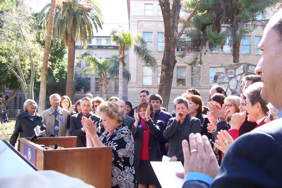 battle_of_the_press_conferences-huckabee_vs_obama-capitol_1-29-08_governor_host.jpg 