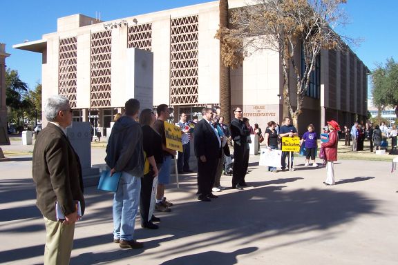 battle_of_the_press_conferences-huckabee_vs_obama-capitol_1-29-08_huckabee_group_3.jpg 