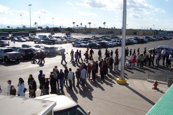 obama_visits_phoenix_1-30-08_audience_line_4.jpg 