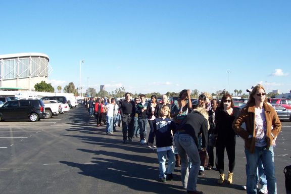 obama_visits_phoenix_1-30-08_audience_line_8.jpg 