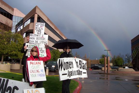 anti_mccain_protest_phoenix_2-4-08_rainbow-protesters.jpg 