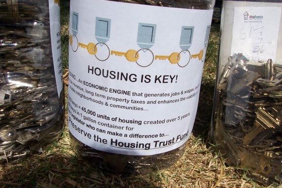 housing_is_key_rally-state_capitol_3-10-08_jar_close_up.jpg 