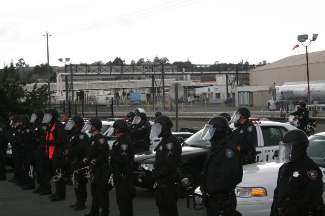 640_copsguardingchevron2.jpg 