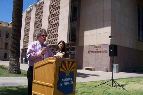 az_interfaith_lobby_day_4-17-08_legislator_2.jpg 
