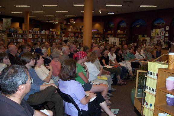 amy_goodman_book_signing_4-29-08_audience_1.jpg 