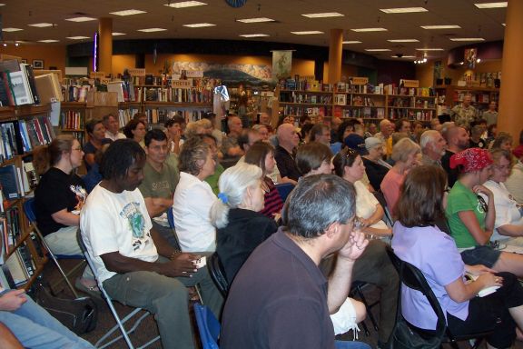 amy_goodman_book_signing_4-29-08_audience_2.jpg 