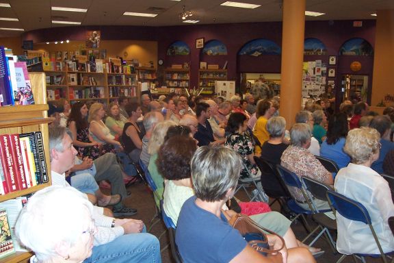 amy_goodman_book_signing_4-29-08_audience_3.jpg 