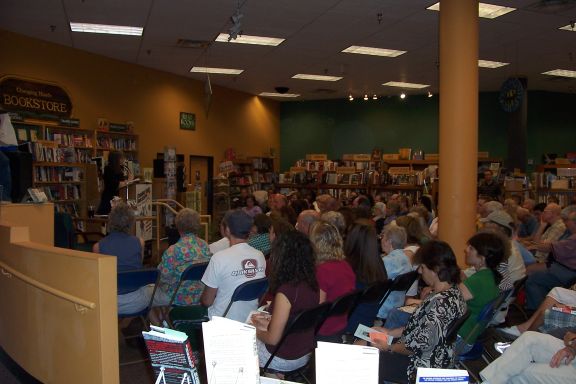 amy_goodman_book_signing_4-29-08_audience_5.jpg 