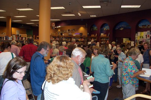 amy_goodman_book_signing_4-29-08_audience_6.jpg 