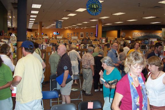 amy_goodman_book_signing_4-29-08_audience_7.jpg 