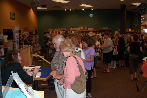 amy_goodman_book_signing_4-29-08_booksigning_3.jpg 