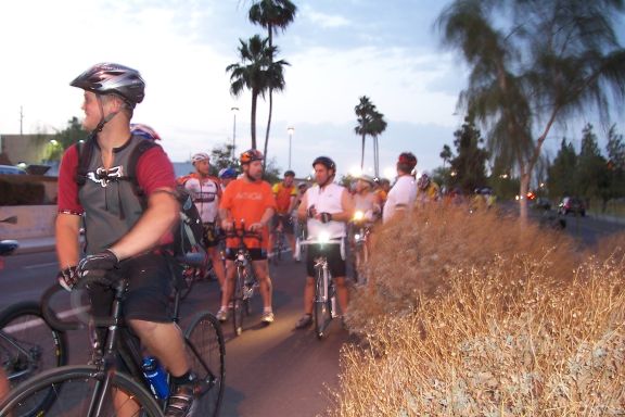 ride_of_silence_bicyclists_tempe_5-21-08_rest_5.jpg 