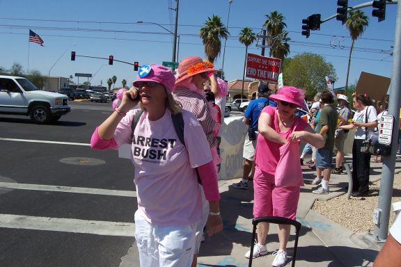 anti-bush_anti-mccain_protest_mesa-phx_5-27-08_code_pink_1.jpg 